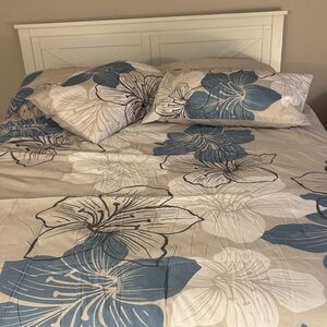 Amazon Essentials Blue and White Floral Bedding Sheets